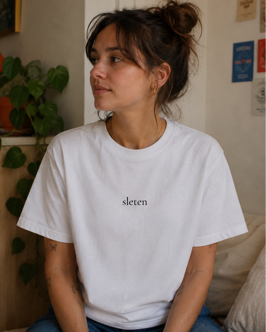 Sleten t-skjorte. Hvit og minimal, men med høy gjenkjennelsesfaktor.