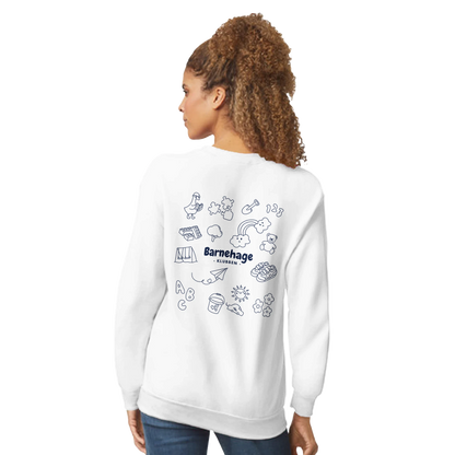 Genser med trykk “Barnehageklubben” fra Anda Studio