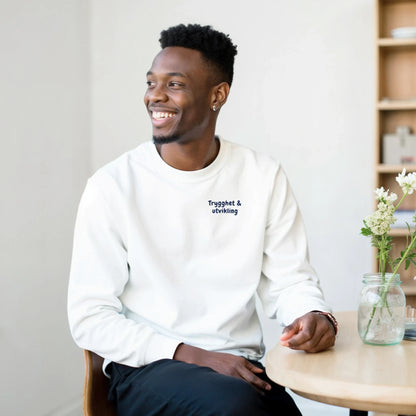 Genser med trykk “Barnehageklubben” fra Anda Studio