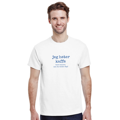 T-skjorte med trykk “Hater kaffe, bare tuller” fra Anda Studio