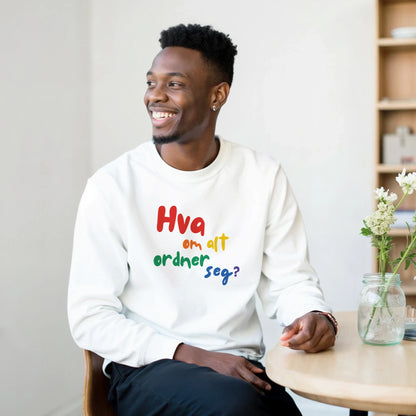 Genser med trykk “Hva om alt ordner seg?” fra Anda Studio