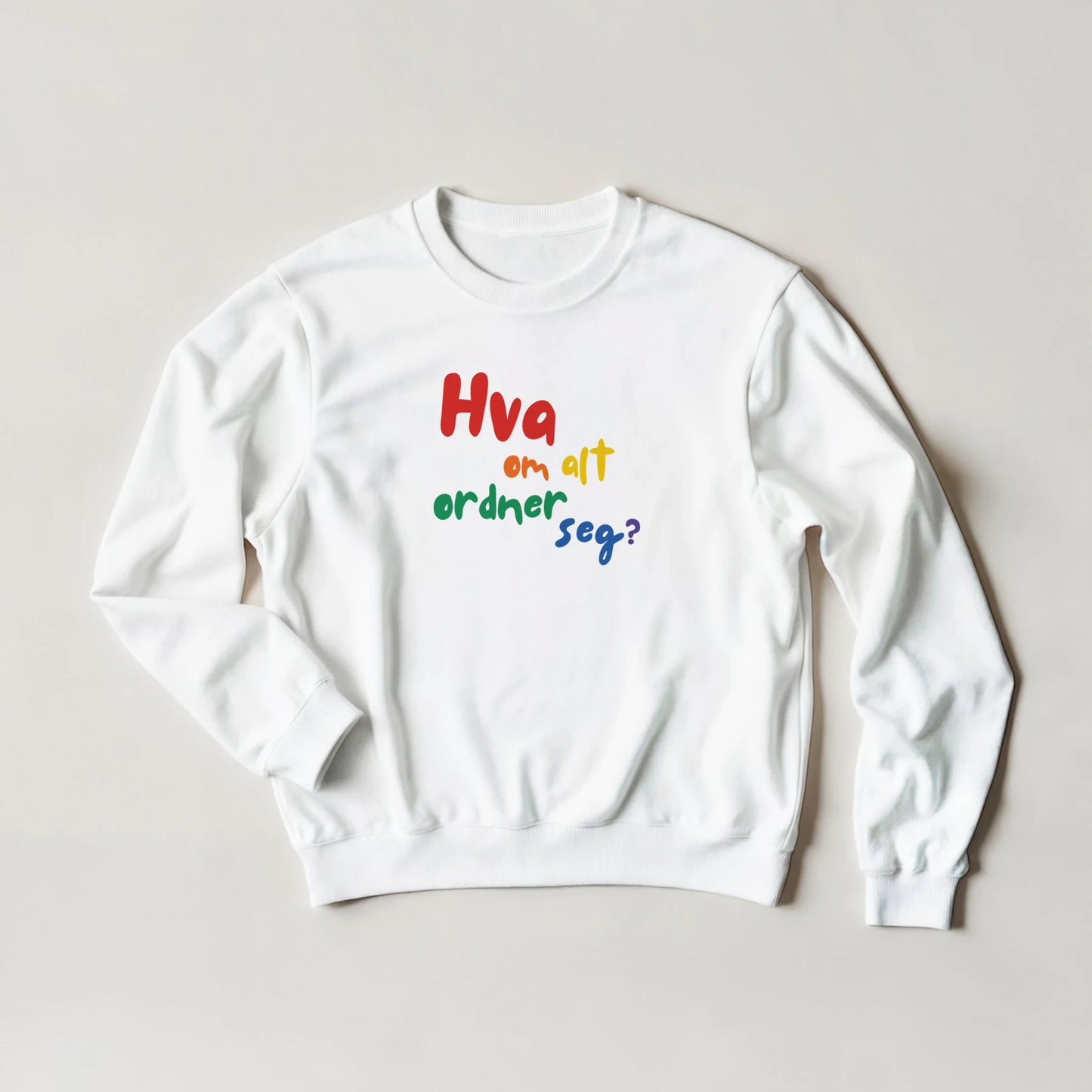 Genser med trykk “Hva om alt ordner seg?” fra Anda Studio