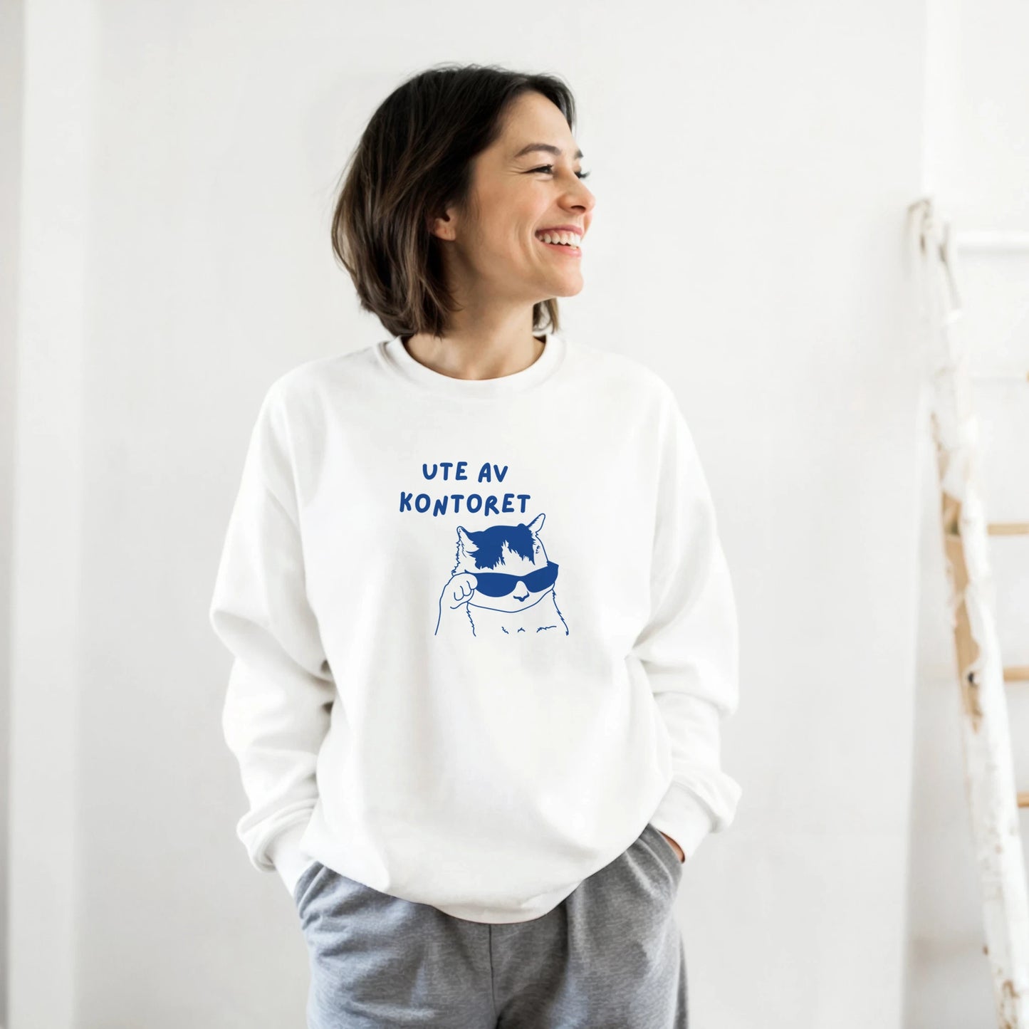Genser med trykk “Ute av kontoret” fra Anda Studio
