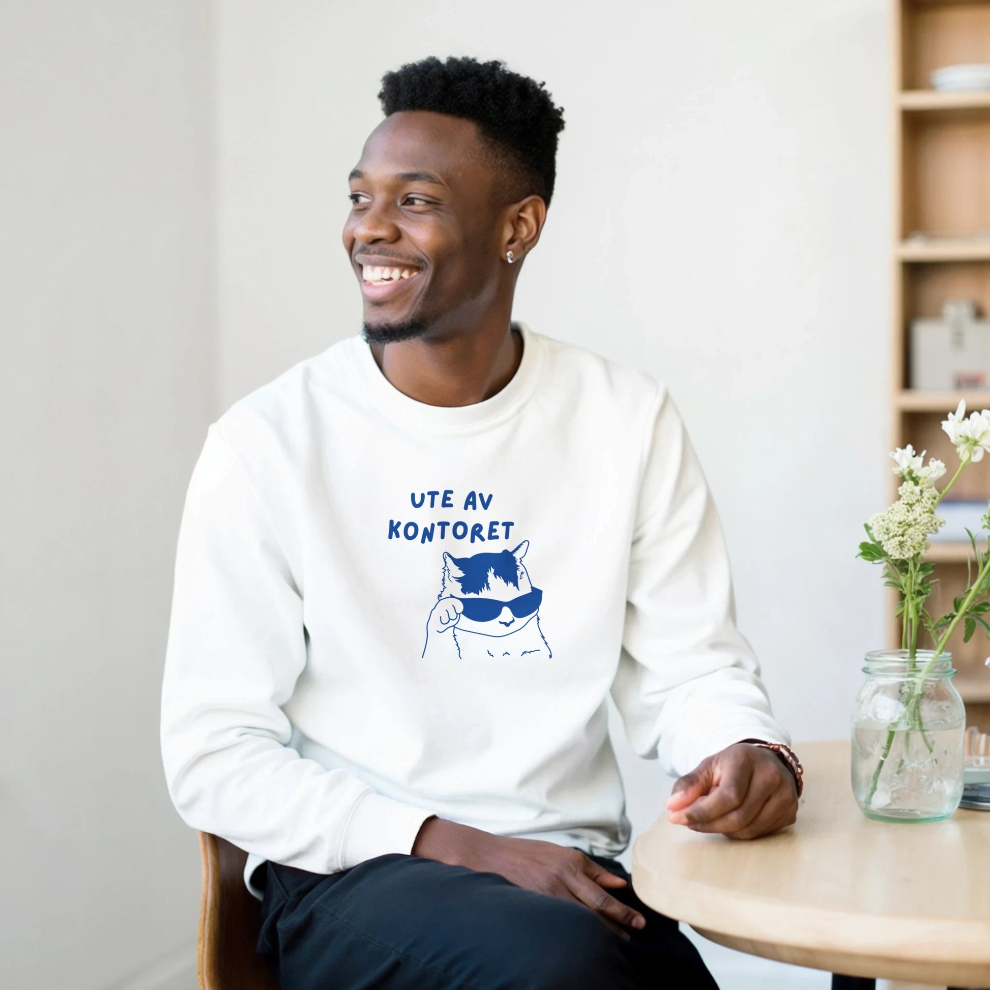 Genser med trykk “Ute av kontoret” fra Anda Studio