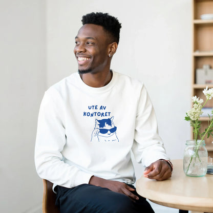 Genser med trykk “Ute av kontoret” fra Anda Studio