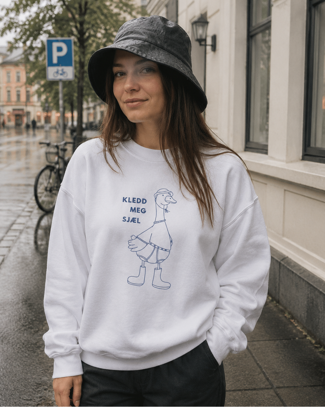 Morsom hvit genser til den som har kledd seg selv. Komfortabel unisex genser med kul gås og teksten "kledd eg sjæl". 