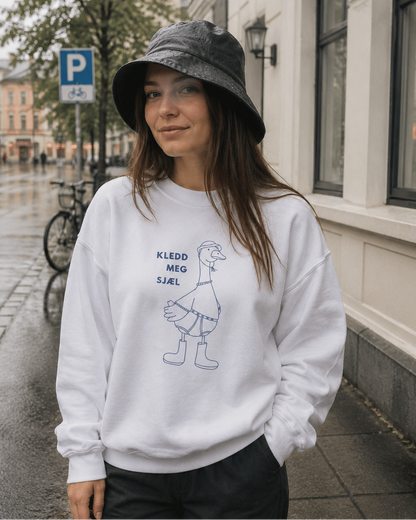 Morsom hvit genser til den som har kledd seg selv. Komfortabel unisex genser med kul gås og teksten "kledd eg sjæl". 