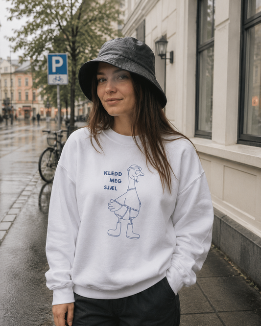 Morsom hvit genser til den som har kledd seg selv. Komfortabel unisex genser med kul gås og teksten "kledd eg sjæl". 