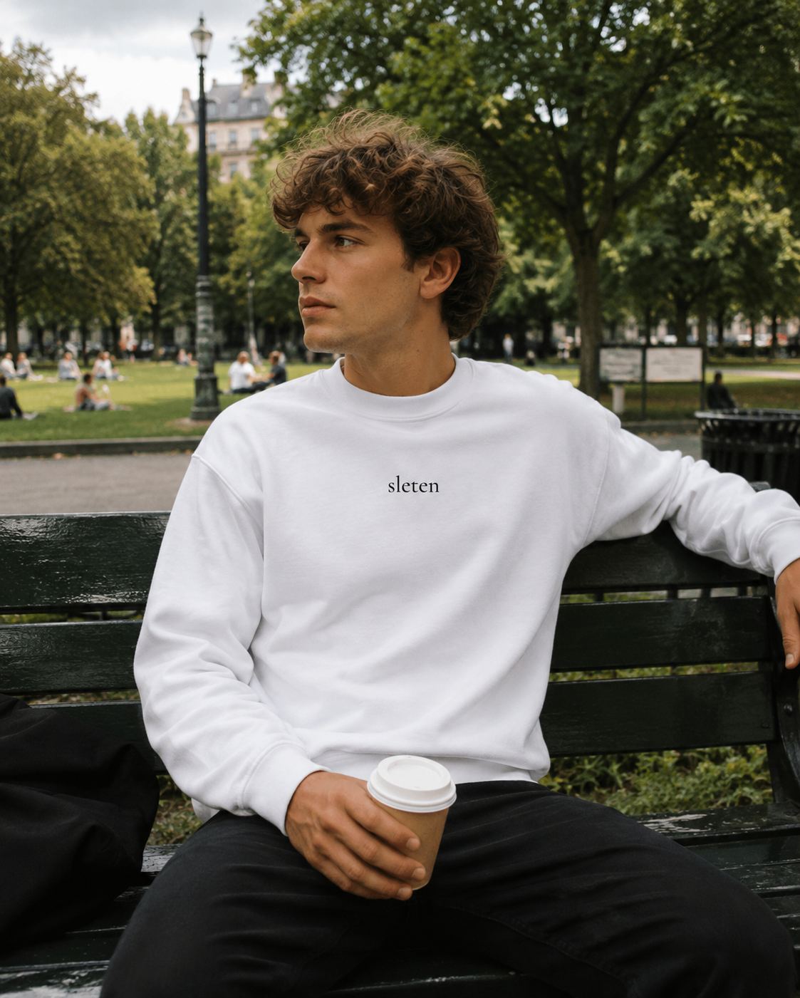 sleten genser. Hvit unisex genser fra Anda Studio med teksten "sleten". 