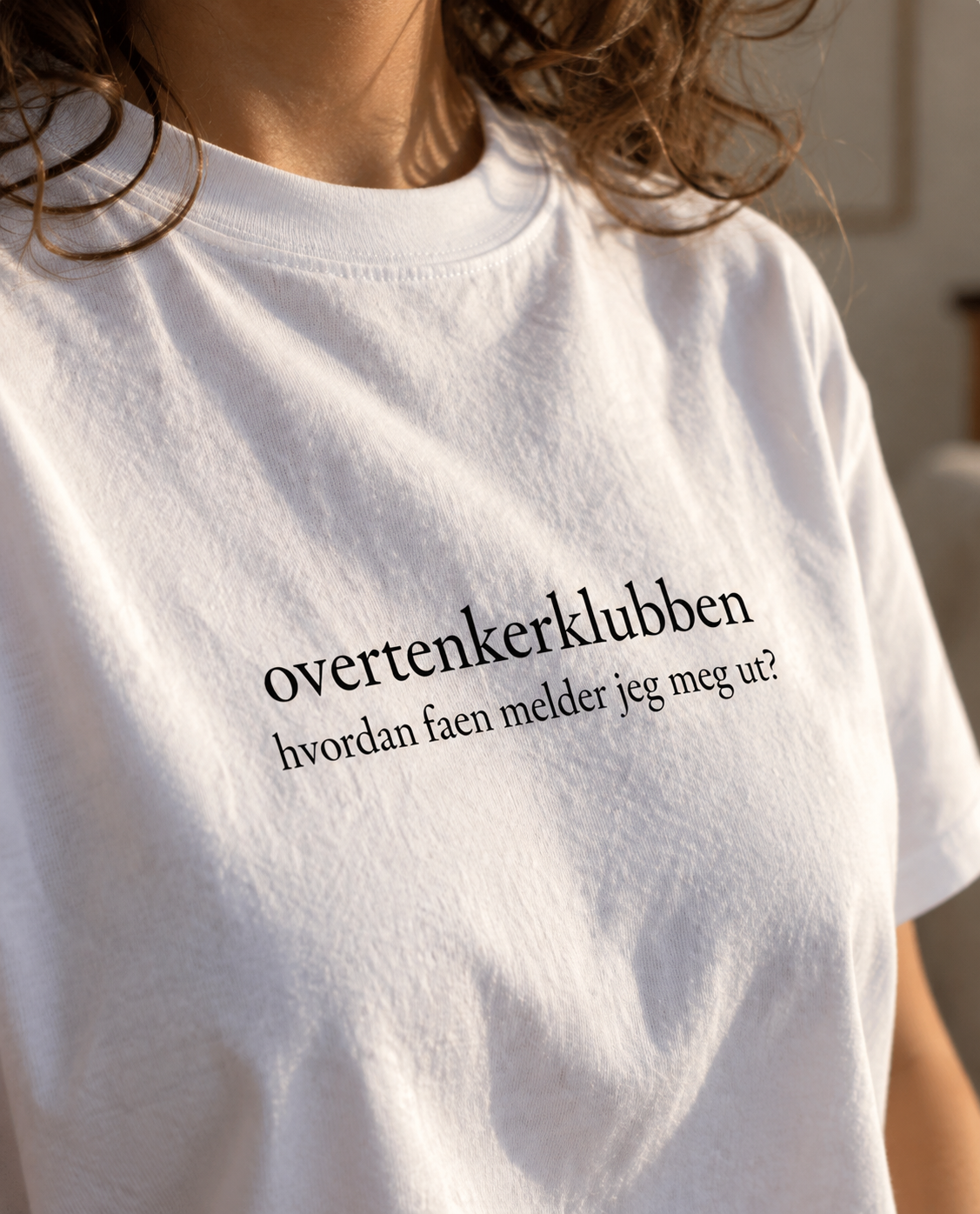 Morsom t-skjorte fra Anda Studio. Overtenkerklubben passer som gave til de fleste. 