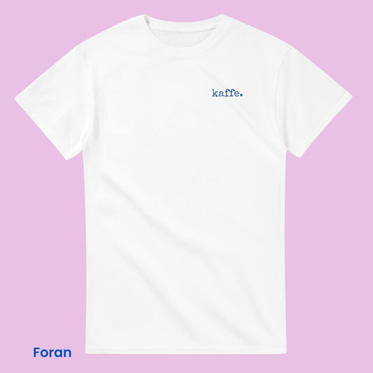 Hvit t-skjorte til kaffeelsker. Retro og vintage typewriter font, med kaffe tema til venn som er glad i café. 