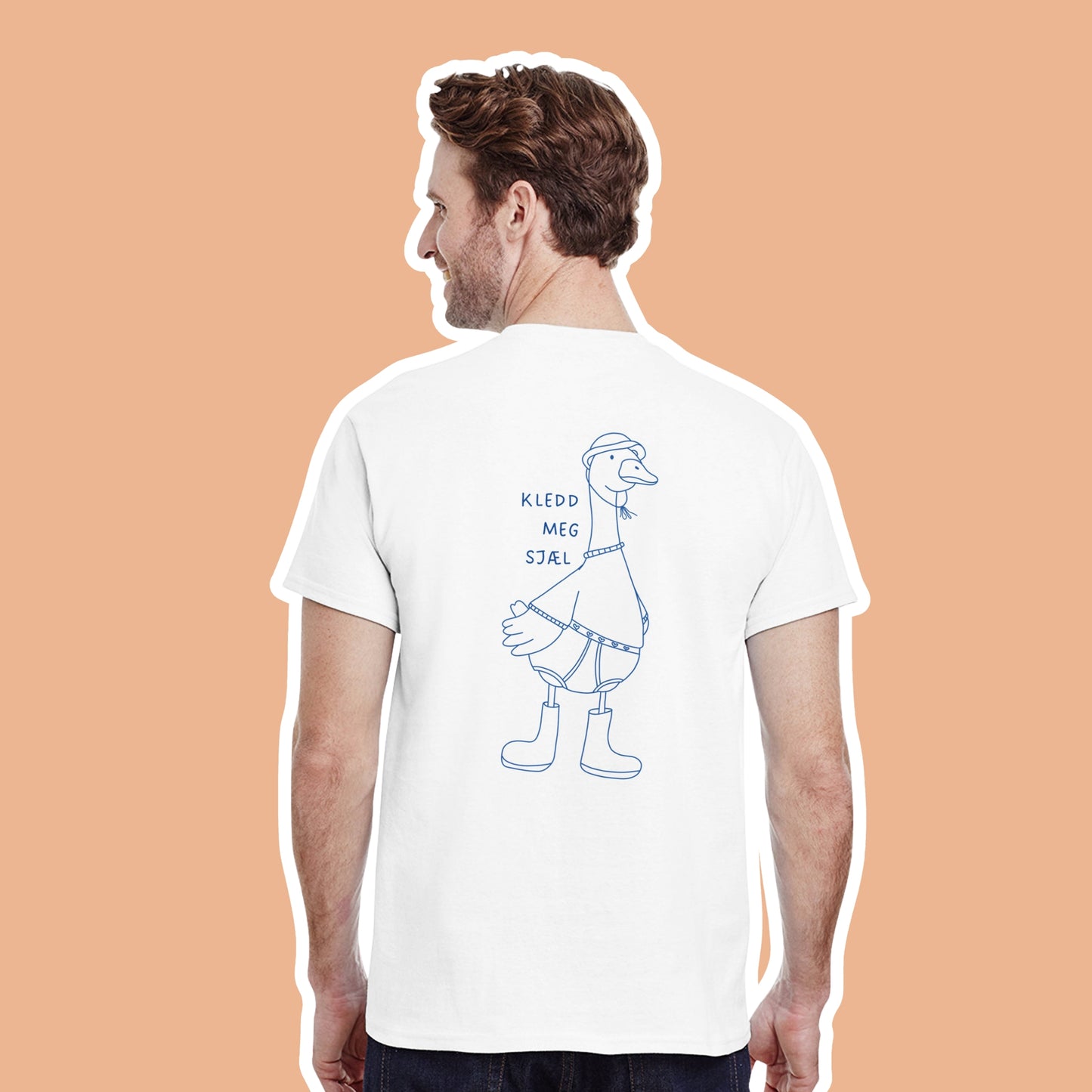 Morsom norsk t-skjorte for den moteinspirerte. Ironisk illustrasjon av en gås som har kledd seg selv med truse utenpå t-skjorten, store støvler og sylvester regnhatt. Småfrekk og kreativ ide til casua outfit. 