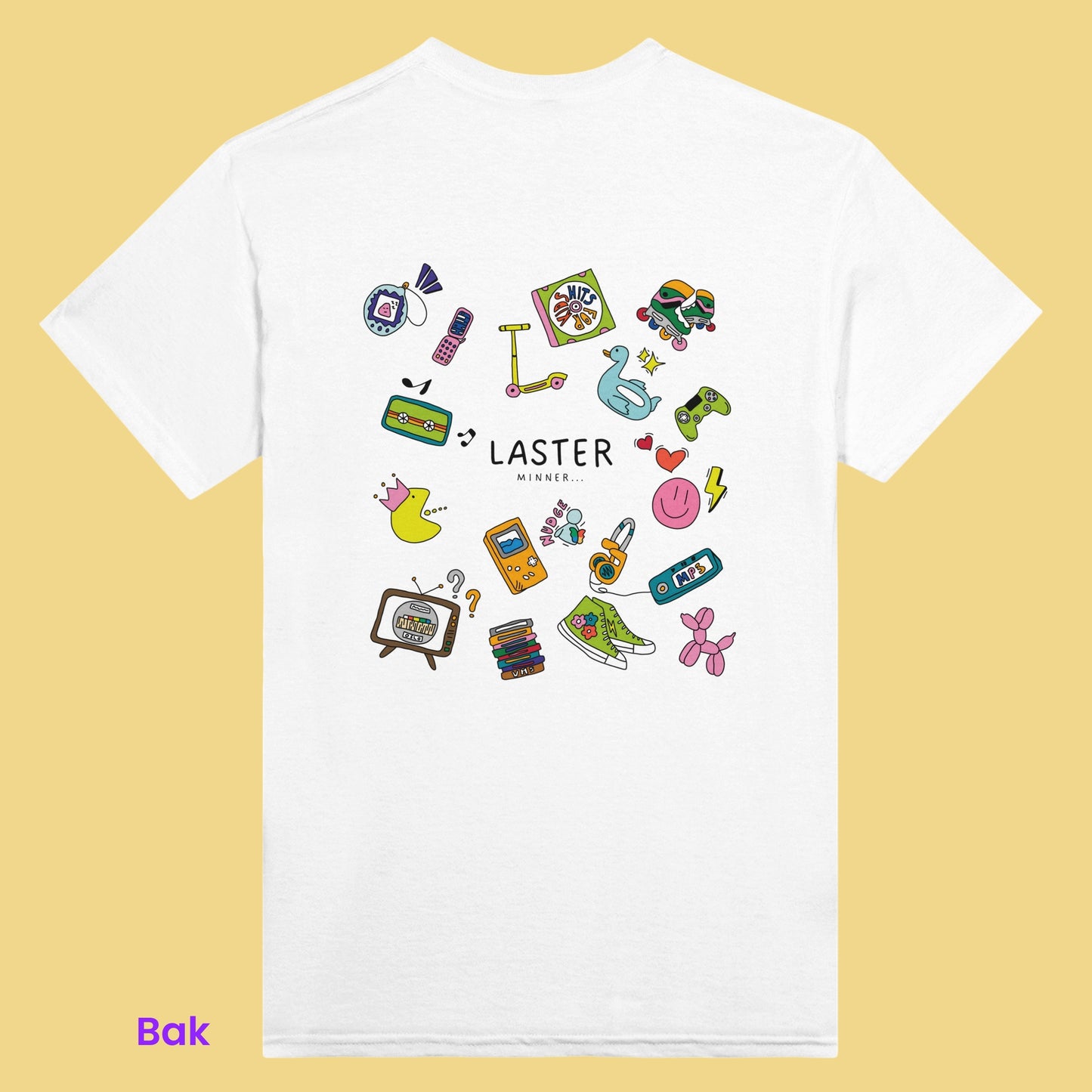 Retro hvit t-skjorte med motiv fra barndommen. Vintage minner og stil med elementer som tamagotchi, gameboy, ms pacman og mer. Teksten 'Frøken nostalgisk' foran er en perfekt gave til venninne som passer til de fleste casual outfits.