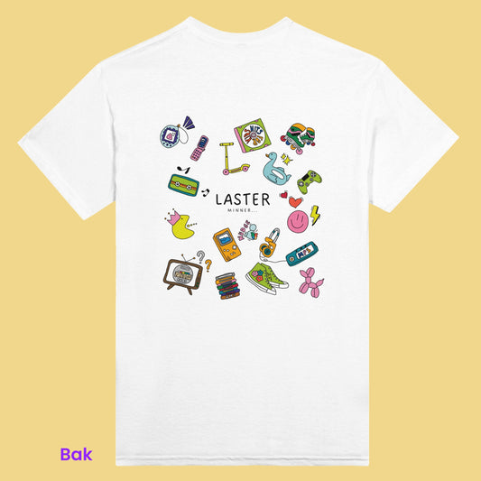 Retro hvit t-skjorte med motiv fra barndommen. Vintage minner og stil med elementer som tamagotchi, gameboy, ms pacman og mer. Teksten 'Frøken nostalgisk' foran er en perfekt gave til venninne som passer til de fleste casual outfits.