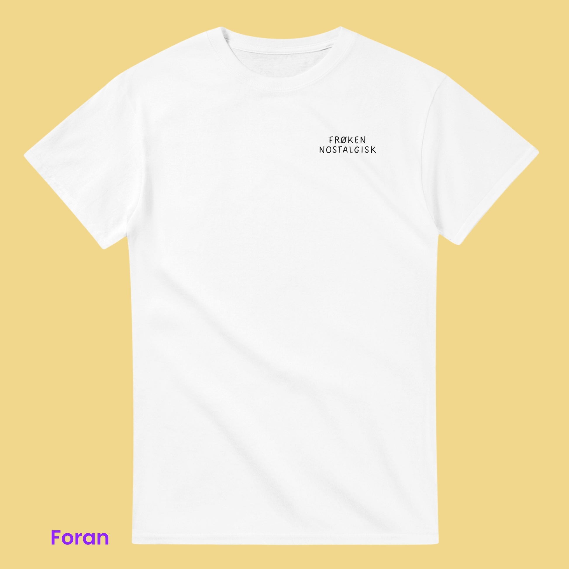 Kul og morsom vintage hvit t-skjorte for en milennial eller boomer. 90s kids stil med elementer som gameboy, tamagotchi og teksten 'frøken nostalgisk' på forsiden er en unik og kreativ gaveide til venninne, søster eller mamma. 
