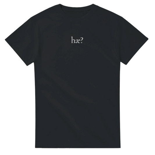 Svart t-skjorte med norsk tekstdesign som sier "hæ?"