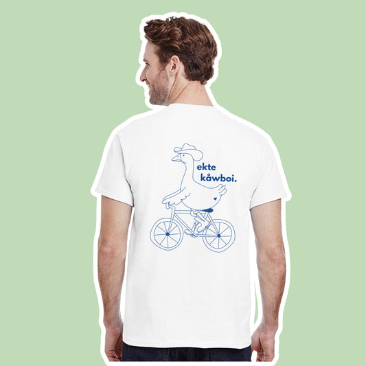 T-skjorte med humor uttrykk. Blå tskjorte med håndtegnet gås og teksten 'ekte kåwboi'. Her med baksiden illustrert på en mann. 