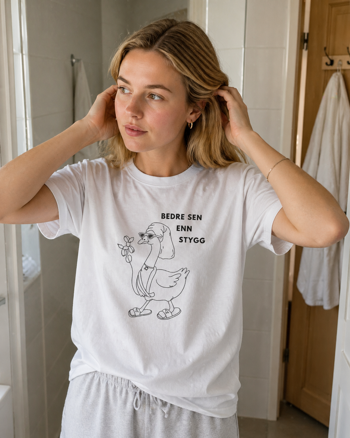 Morsom t-skjorte til venninne som lever etter "Bedre sen enn stygg". Humor gave til henne som har alt. 