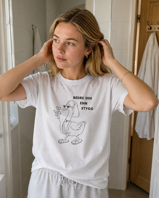 Morsom t-skjorte til venninne som lever etter "Bedre sen enn stygg". Humor gave til henne som har alt. 
