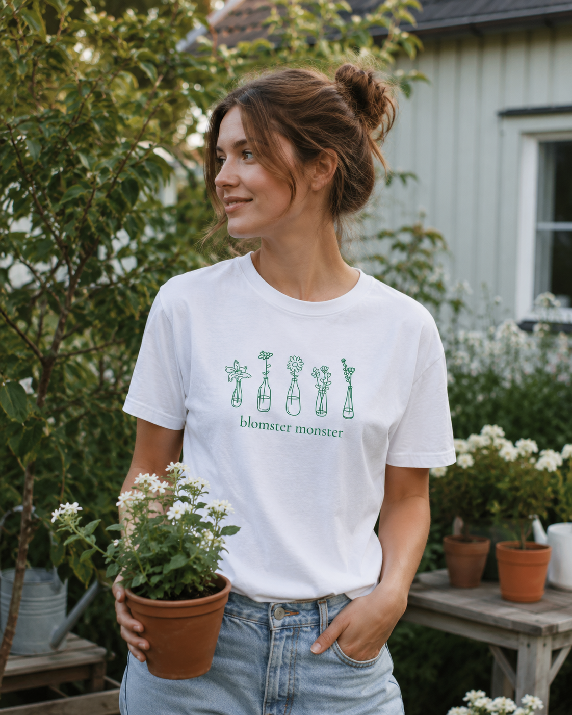 Hvit casual t-skjorte for planteelsker, og blomster entusiast med teksten Blomster monster. 