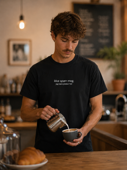Jeg bare jobber her, så kan desverre ikke hjelpe. Morsom svart t-skjorte med norsk humor og trykk for kollegaen, kompisen eller venninna som bare vil komme seg gjennom vakten uforstyrret. 