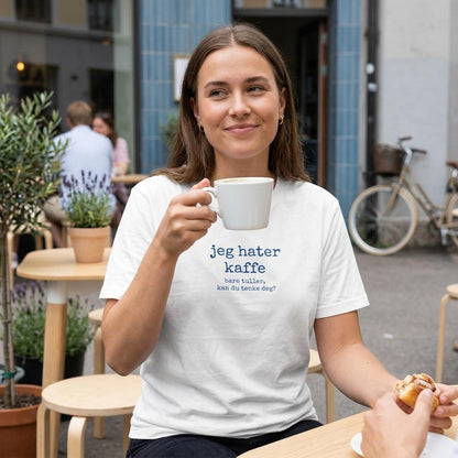 Ultimate gave og t-skjorte til en som elsker kaffe. Med teksten "jeg hater kaffe. bare tuller, kan du tenke deg?"