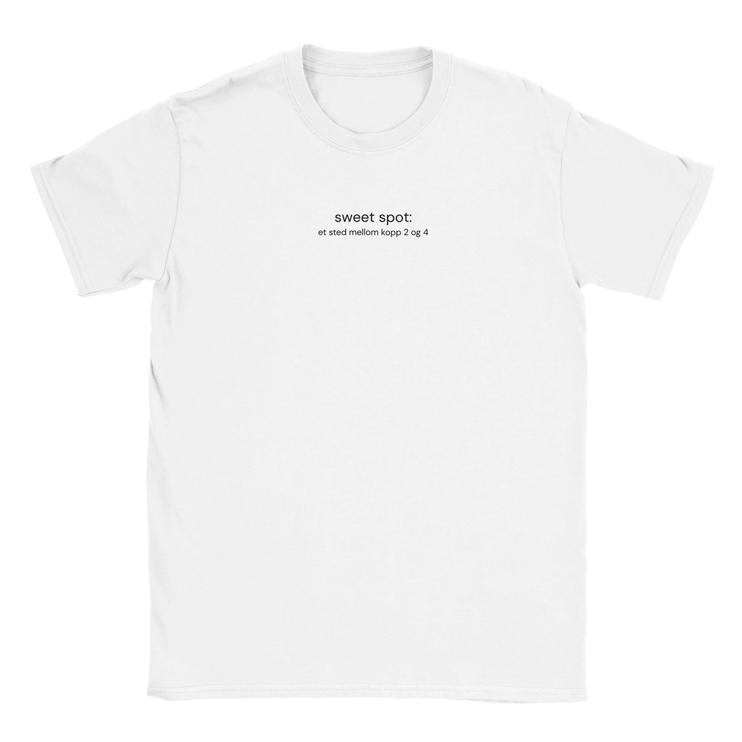 Morsom og minimal kaffe t-skjorte fra Anda Studio. Teksten: Sweet spot: et sted mellom kopp 2 og 4.