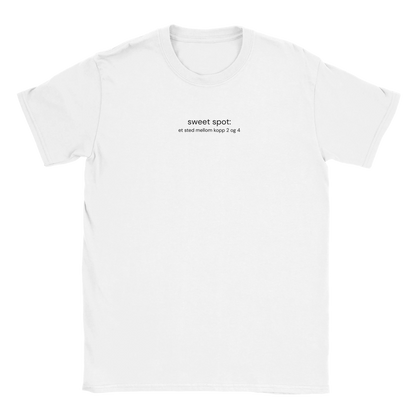 Morsom og minimal kaffe t-skjorte fra Anda Studio. Teksten: Sweet spot: et sted mellom kopp 2 og 4.