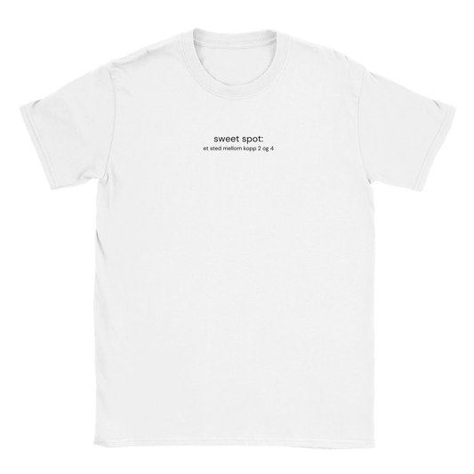 Morsom og minimal kaffe t-skjorte fra Anda Studio. Teksten: Sweet spot: et sted mellom kopp 2 og 4.